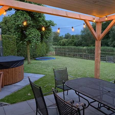 Villa Riverside Met Hottub, Eigen Aanlegsteiger, Zwemtrap, Trampoline En Kano'S Zeewolde Extérieur photo