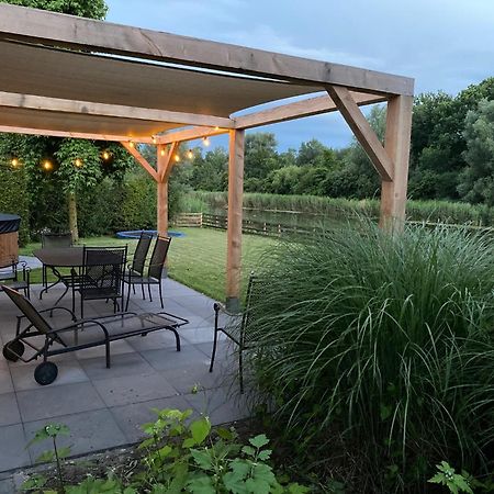Villa Riverside Met Hottub, Eigen Aanlegsteiger, Zwemtrap, Trampoline En Kano'S Zeewolde Extérieur photo