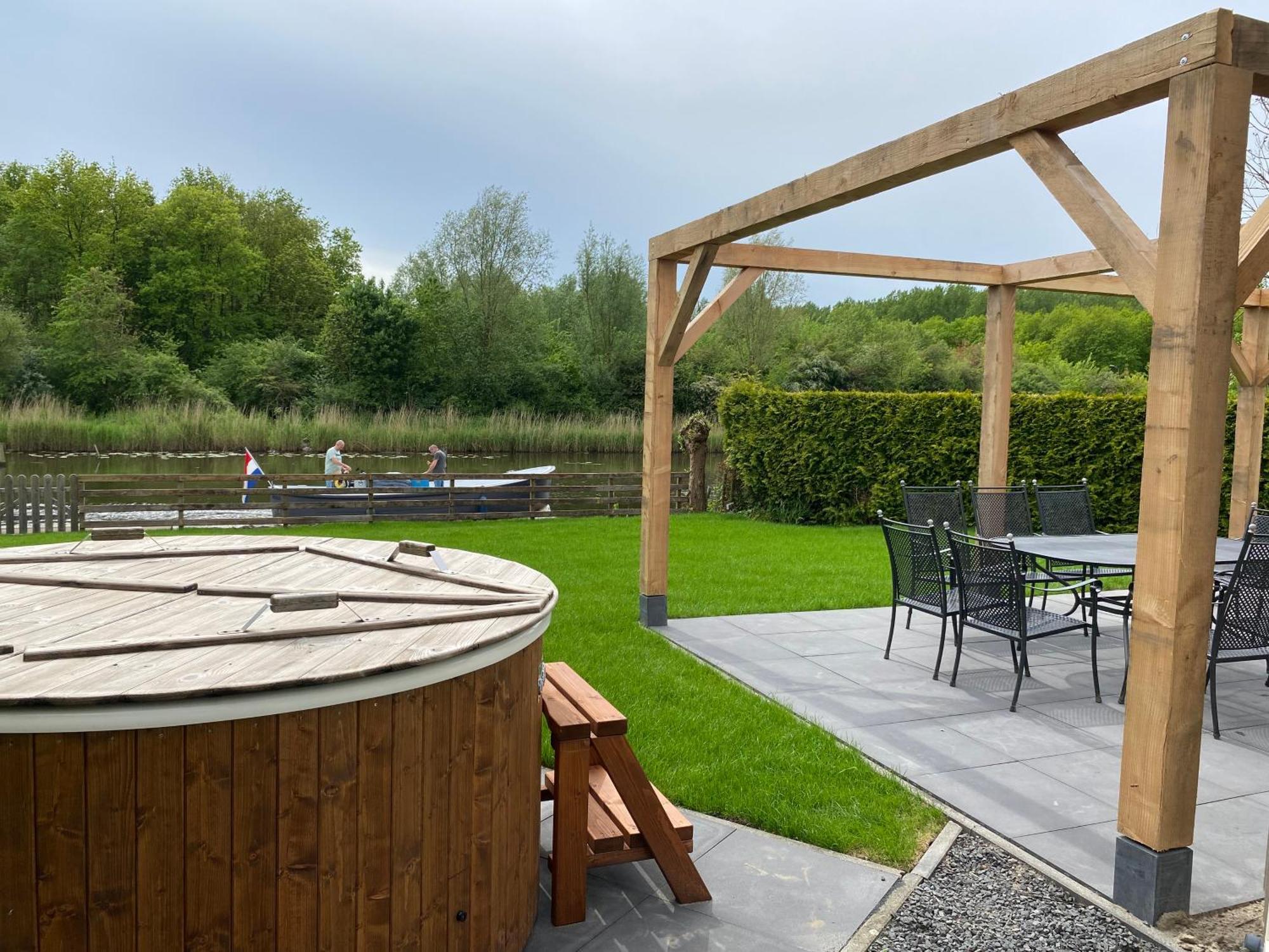 Villa Riverside Met Hottub, Eigen Aanlegsteiger, Zwemtrap, Trampoline En Kano'S Zeewolde Extérieur photo