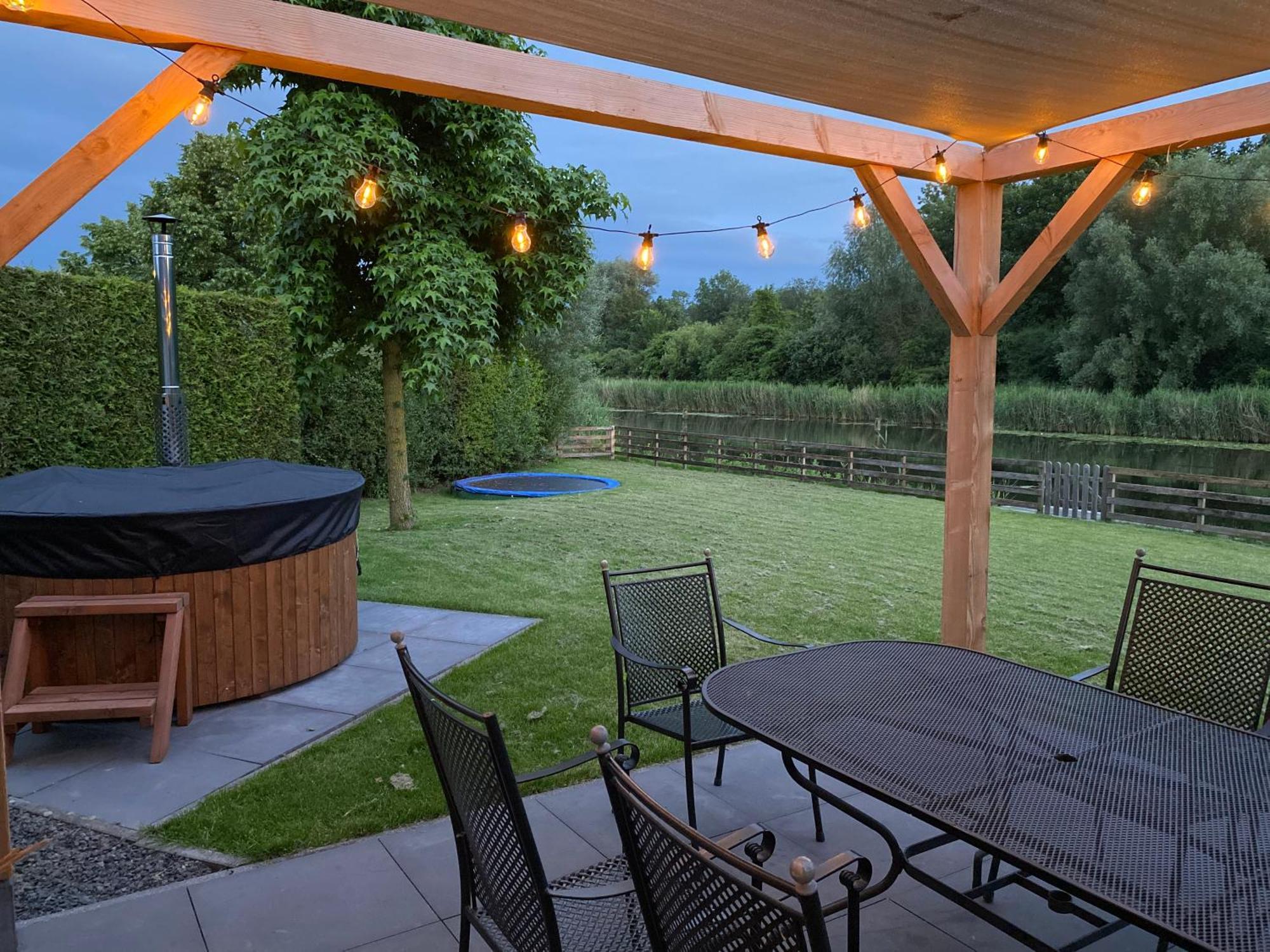 Villa Riverside Met Hottub, Eigen Aanlegsteiger, Zwemtrap, Trampoline En Kano'S Zeewolde Extérieur photo
