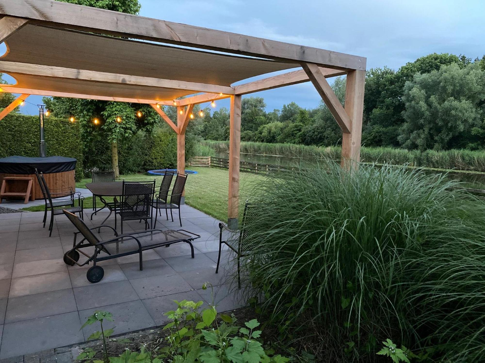 Villa Riverside Met Hottub, Eigen Aanlegsteiger, Zwemtrap, Trampoline En Kano'S Zeewolde Extérieur photo